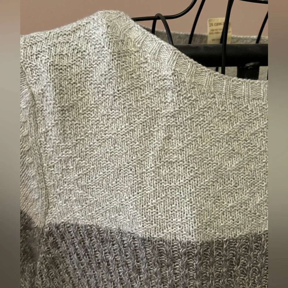 Mixed stitch color blocked sweater - Picture 2 of 5